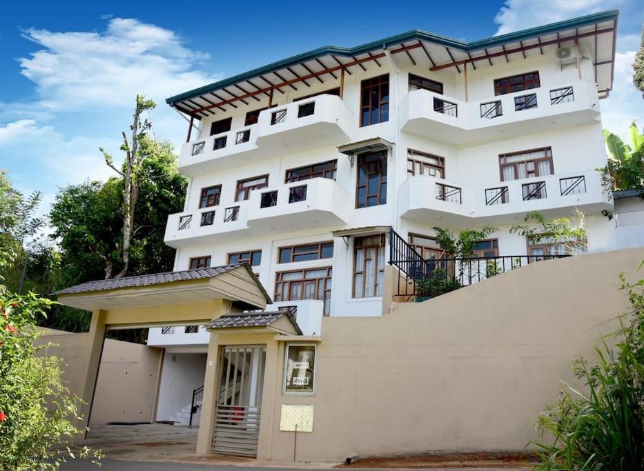 Saru Holiday Apartment - Upto 6 Guests Kandy Luaran gambar