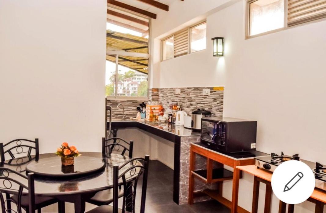 Saru Holiday Apartment - Upto 6 Guests Kandy Luaran gambar